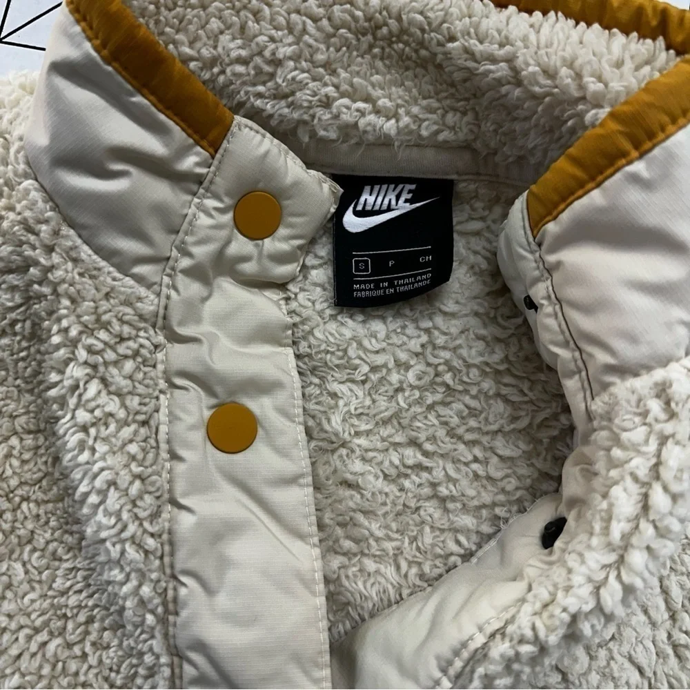 Nike sz small fleece snap button jacket A50